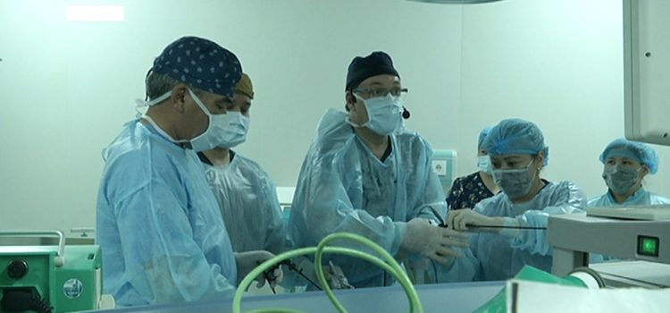 Российские хирурги совместно алматинскими провели 16-летней пациентке операцию по удалению кисты холедоха